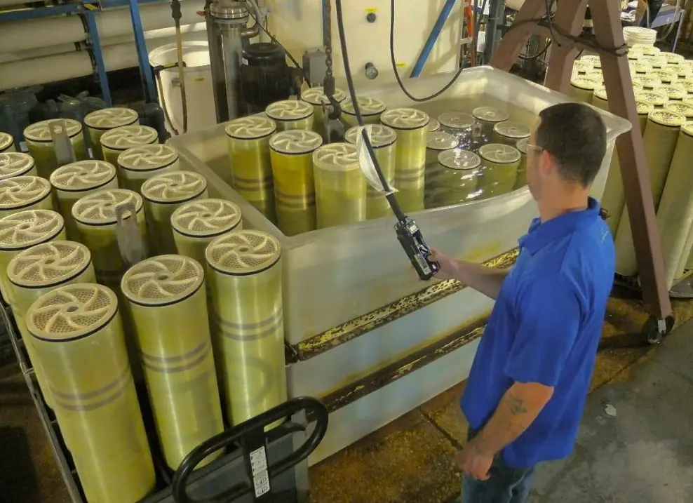 Técnico realizando limpeza química de membranas em tanque
